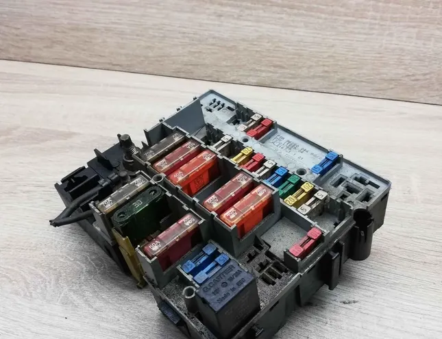 PEUGEOT 206 1 generation (1998-2009) Блок запобіжників 96280244 34418589