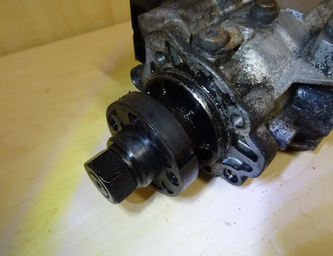 OPEL Vectra C (2002-2005) Топливный насос 0470504203 33368221