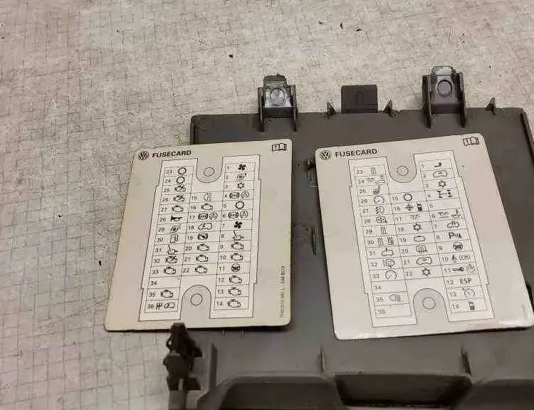 VOLKSWAGEN Transporter T5 (2003-2015) Кришка блоку запобіжників 7H1857151B 32555122