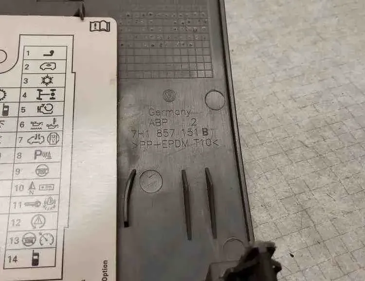 VOLKSWAGEN Transporter T5 (2003-2015) Кришка блоку запобіжників 7H1857151B 32556594