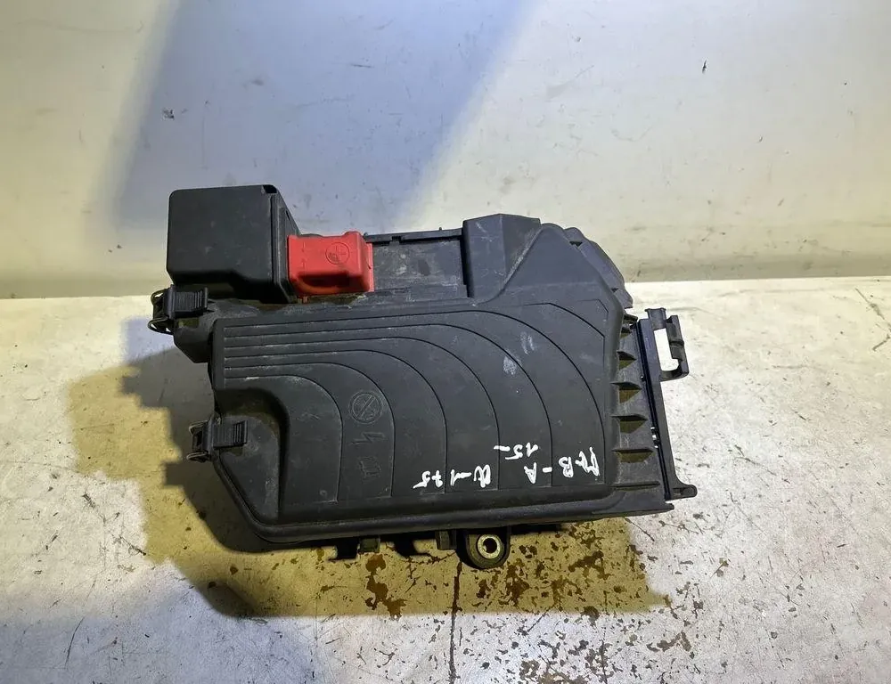 MERCEDES-BENZ A-Class W176 (2012-2018) Кришка блоку запобіжників A2465400182 35024656