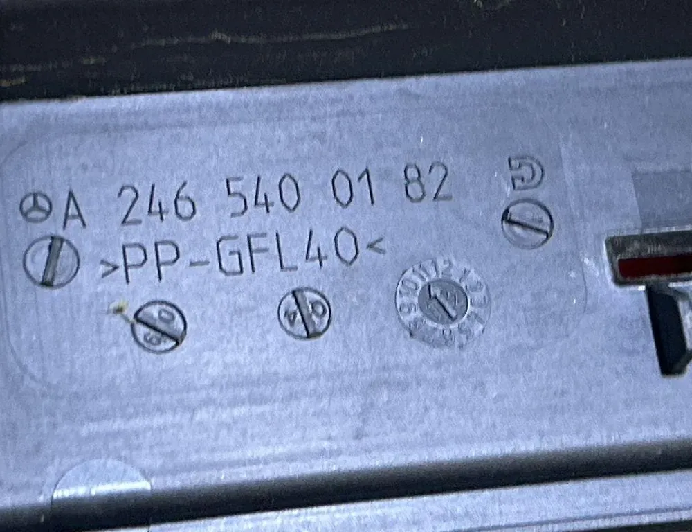 MERCEDES-BENZ A-Class W176 (2012-2018) Кришка блоку запобіжників A2465400182 35024656