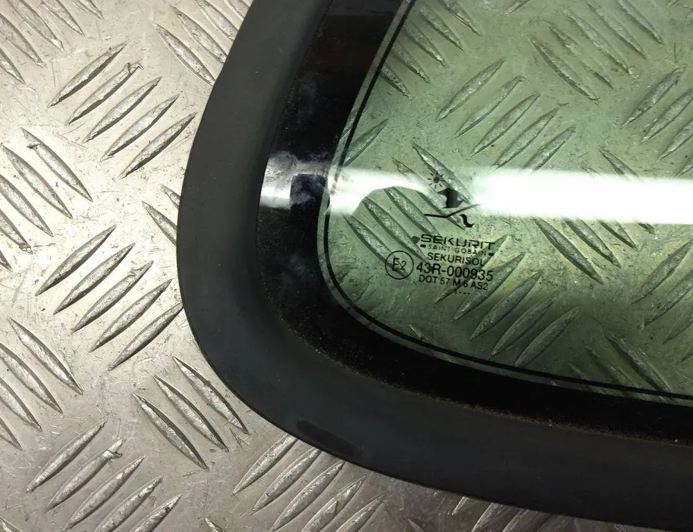 SAAB 95 1 generation (1959-1977) Стеклянная рейка задней двери 33488225