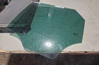 OPEL Meriva 2 generation (2010-2020) Стекло задней левой двери 33878580